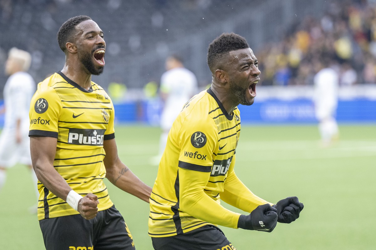 YBs Ulisses Garcia, und Torschuetze Jean-Pierre Nsame, rechts, freuen sich ueber das 1:0 im Fussball Meisterschaftsspiel der Super League zwischen dem BSC Young Boys und dem FC Luzern im Stadion Wankd ...