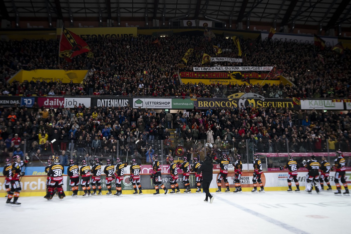 SC Bern Spieler und fans jubeln nach dem Sieg (4-1), beim Eishockey Meisterschaftsspiel der National League zwischen dem SC Bern und Lausanne HC, am Samstag, 2. Maerz 2024, in der PostFinance Arena in ...