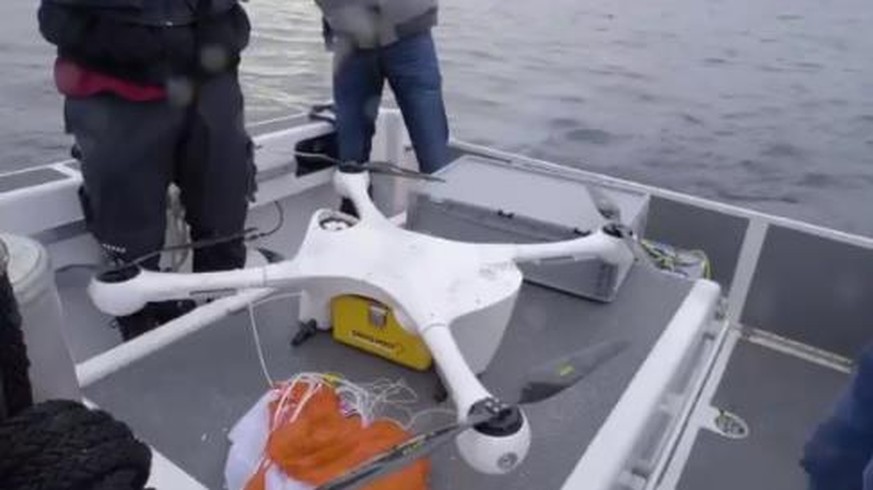 Hier holt die Polizei die abgestürzte Transportdrohne aus dem Zürichsee 