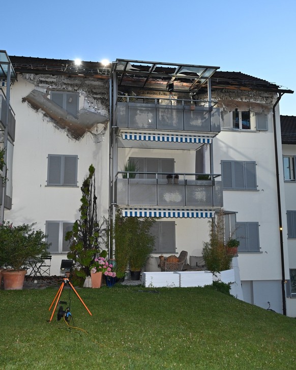 Horgen Brand wegen Gasgrill: Drei Balkone, am obersten hat es Brandschäden und an Fassade und Dach