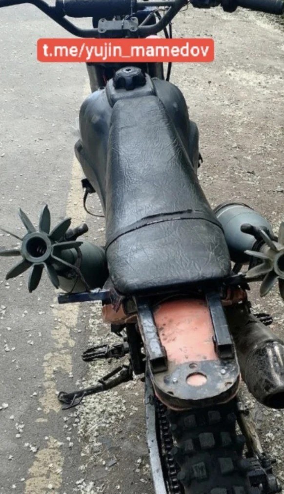 Auf dem Telegram-Kanal &quot;Yujin_mamedov&quot; sind Bilder von Motorrädern im Krieg zu finden.