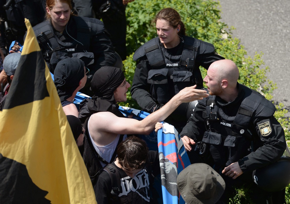 Wortgefecht zwischen G7-Kritikern und Einsatzkräften der Polizei.&nbsp;