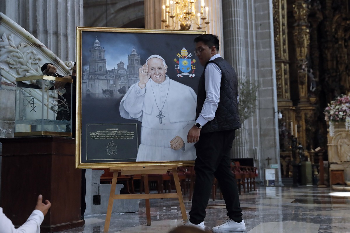 epa12045497 A person holds a photograph of Pope Francis during a mass after the pontiff's death at the Cathedral in Mexico City, Mexico, 21 April 2025. Pope Francis died on 21 April 2025 at the a ...