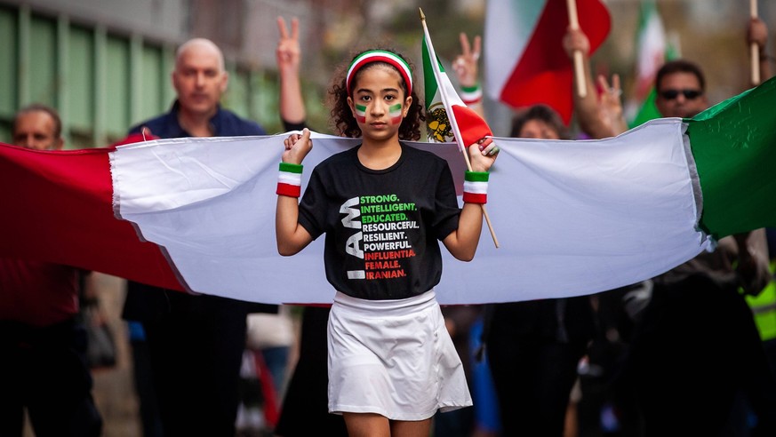 News Bilder des Tages March for Iran, Washington, DC A girl leads the way with a giant Iranian flag during a march for Mahsa Zhina Amini and people protesting her death in Iran. After the really, peop ...