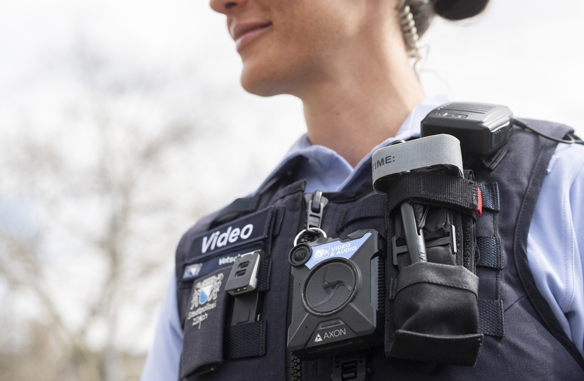 Polizistin Vetsch posiert an der Medienkonferenz ueber die Ergebnisse des Projekts "Polizeiarbeit in urbanen Spannungsfeldern" mit Bodycams, aufgenommen am Freitag, 13. April 2018 in Zuerich ...