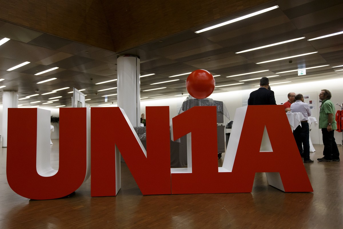 Des delegues discutent entre eux pendant une pause, lors du quatrieme congres ordinaire du syndicat Unia a Palexpo, ce vendredi, 28 octobre 2016, a Geneve. Pres de 350 delegues sont reunis jusqu' ...