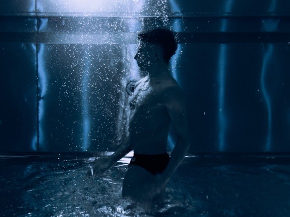 Der einzige Mann im Wasser, NZZ