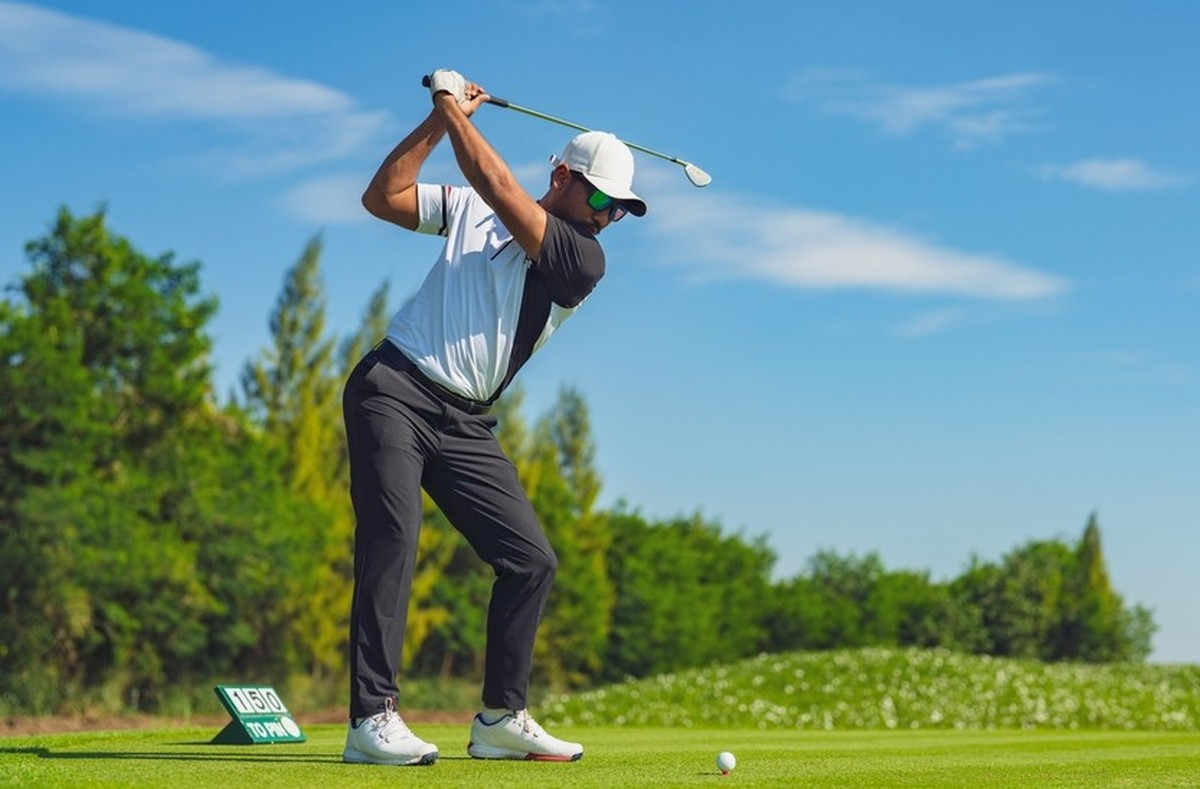 Unnatürliche Haltungen, wie sie beim Golfspiel oft vorkommen, können eine Surfer-Myelopathie auslösen.