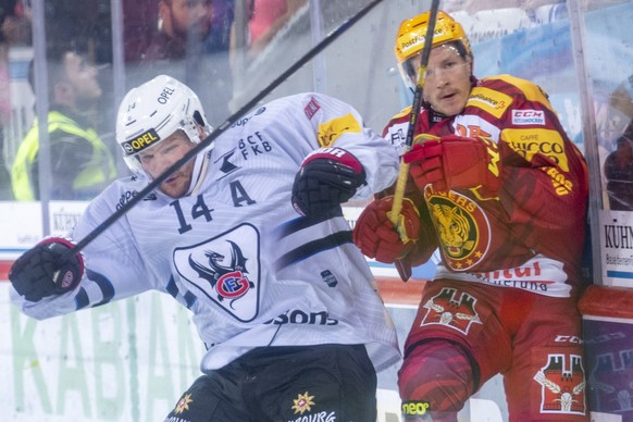 Tigers, Yannick Blaser, links, kaempft um den Puck, gegen Fribourgs, Ralph Stalder, rechts, waehrend dem Meisterschaftsspiel der National League, zwischen den SCL Tigers und dem HC Fribourg-Gotteron,  ...