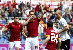 Francesco Totti schiesst die Roma früh in Führung, kann den Ausgleich aber auch nicht verhindern.