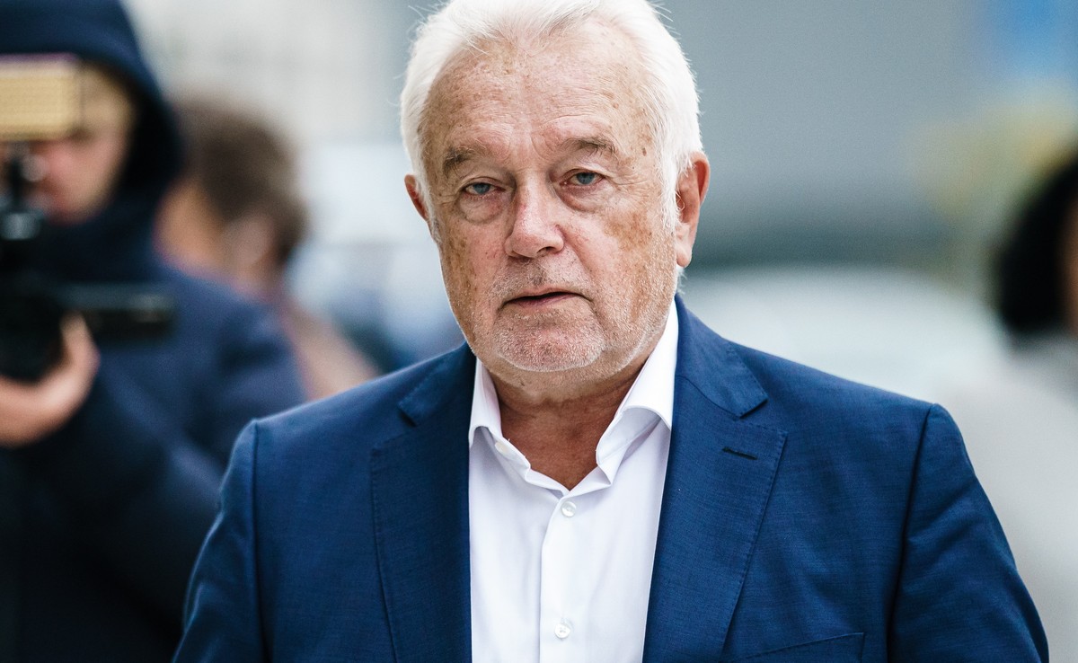 epa09518131 FDP deputy chairman Wolfgang Kubicki arrives for exploratory talks between the Free Democrats (FDP), The Greens (Die Gruenen) and the Social Democrats (SPD), in Berlin, Germany, 11 October ...
