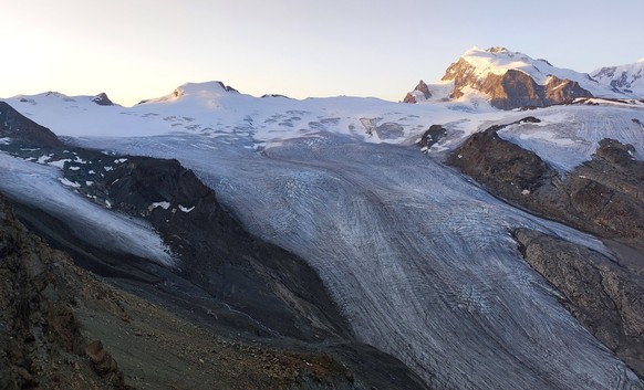 Gletscher Gletscherschmelze Schweiz 2025
Im südlichen Wallis, wie hier am Findelgletscher bei Zermatt, blieb der Winterschnee oberhalb
rund 3300 m über Meer erhalten, wodurch die Gletscher in grosse ...