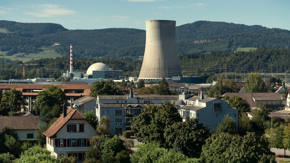 Der Kuehlturm des Kernkraftwerks Goesgen (KKG), aufgenommen am 3. September 2025 von Daeniken. Das Kernkraftwerk Goesgen wurde im Mai fuer die jaehrliche Revision vom Netz genommen. Waehrend der Revis ...