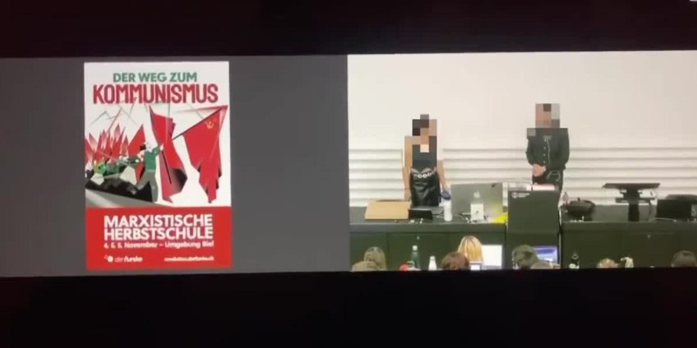 Eine Vertreterin des Vereins «Marxistische Studierende Zürich» durfte in einer Vorlesung an der Universität Zürich auf die «Marxistische Herbstschule» hinweisen. Die Themen des Events bieten viel Zünd ...