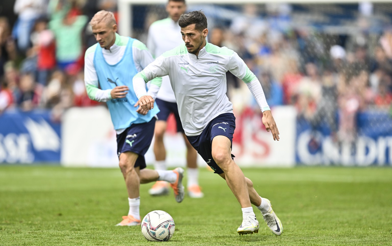 Mattia Bottani, links, und Remo Freuler, im Training der Schweizer Fussball Nationalmannschaft, am Samstag, 28. Mai 2022, in Bad Ragaz. Die Nationalmannschaft ist vor Ort im Trainingslager. (KEYSTONE/ ...