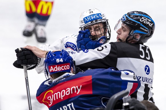 Linienrichter Cedric Borga, rechts, trennt ZSC Lions Verteidiger Christian Marti, vorne, und HC Lugano Stuermer Sebastien Reuille im sechsten Eishockey Playoff-Finalspiel der National League zwischen  ...