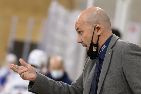 Ajoie&#039;s Cheftrainer Gary Sheehan, spricht im vierten Eishockey Playoff-Finalspiel der Swiss League zwischen dem HC Ajoie und dem EHC Kloten, am Samstag, 24. April 2021, in der Raiffeisen Arena in ...