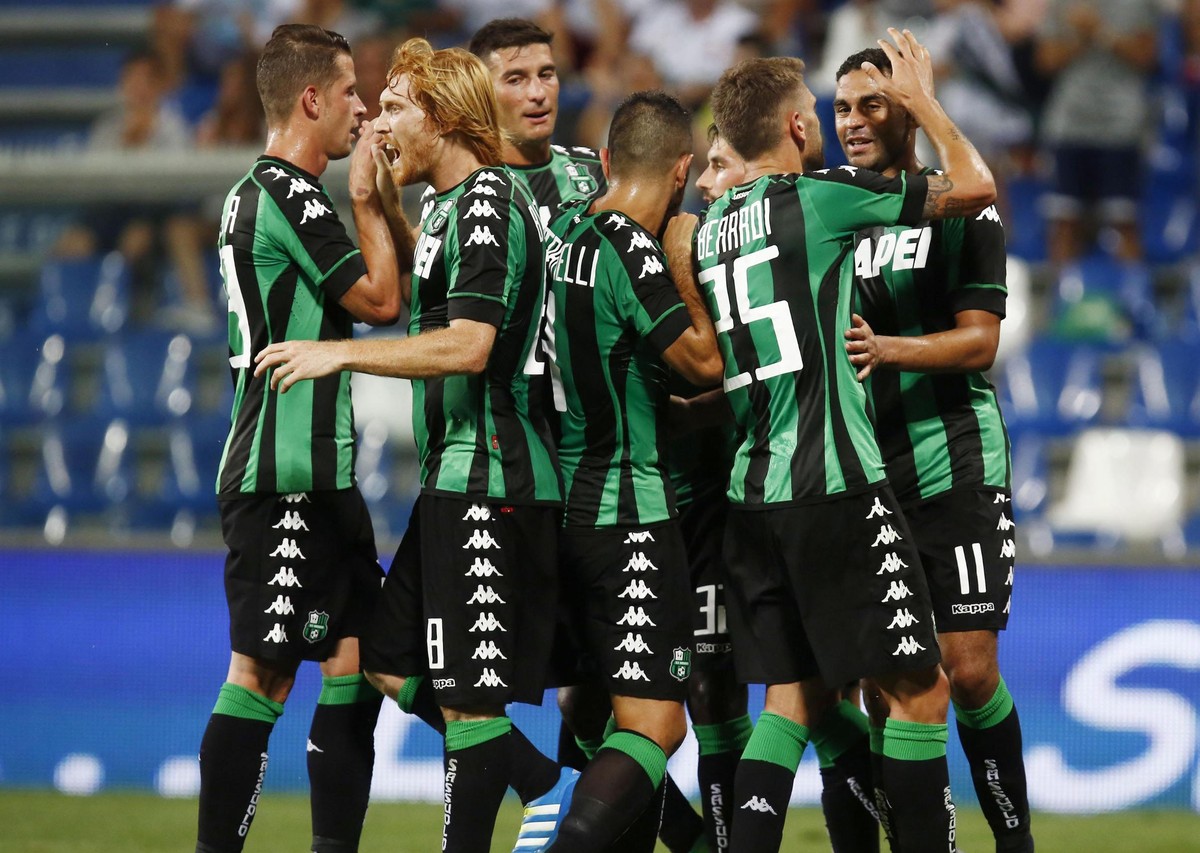epa05455520 Sassuolo's Gregoire Defrel (R) jubilates with his teammates after scoring the 3-0 lead during the UEFA Europa League third qualifying round second leg match between Italian Club US Sa ...