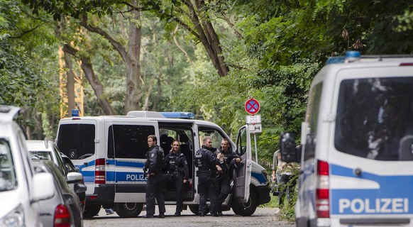 epa10757312 Police patrol during a search for a escaped lion near the village of Kleinmachnow in the south of in Berlin, Germany, 20 July 2023. German authorities warned people in the southern suburbs ...