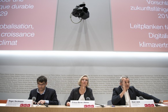 Die SP-Nationalraete Roger Nordmann, VD, Prisca Birrer-Heimo, LU und Beat Jans, BS, von links, aeussern sich zum Wirtschaftskonzept der SP-Schweiz fuer die Jahre 2019-2029, am Donnerstag, 22. November ...