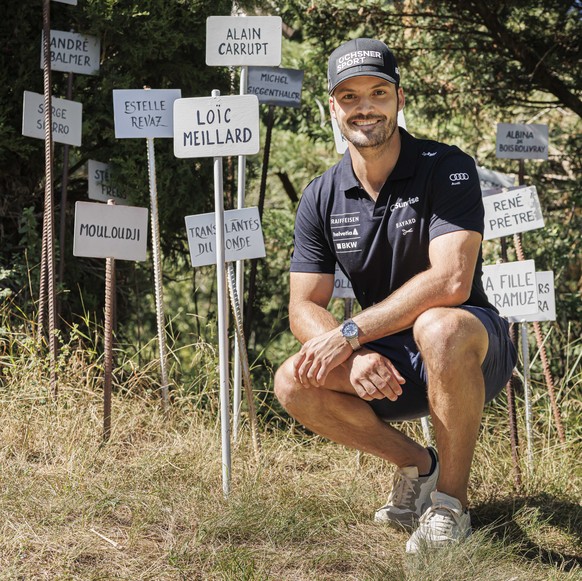KEYPIX - Loic Meillard, triple medaille lors des championnats du monde de ski alpin 2025, pose aux cotes d'une plaque a son nom apres avoir procede au traitement biologique de la vigne au petit l ...