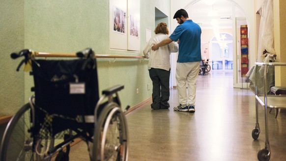 ZUM ZIVILDIENST TAETIGKEITSBEREICH GESUNDHEITSWESEN STELLEN WIR IHNEN HEUTE, DONNERSTAG, 26. JANUAR 2017, FOLGENDES BILDMATERIAL ZUR VERFUEGUNG --- An alternative civilian service healthcare employe ...