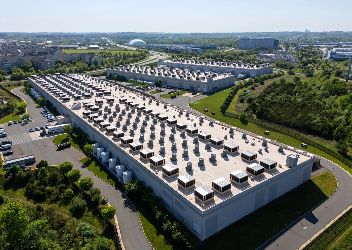 Un centre de données Amazon en Virginie. Selon un rapport de 2023 sur les centres de données dans cet Etat américain, 70% du trafic Internet mondial y transitait.