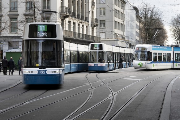 Zwei VBZ Flexity-Trams der Linie 11, links und Mitte, und ein VBZ Cobra-Tram der Linie 10 verkehren auf der Bahnhofstrasse am Paradeplatz, fotografiert am 20. November 2020 in Zuerich. (KEYSTONE/Gaeta ...