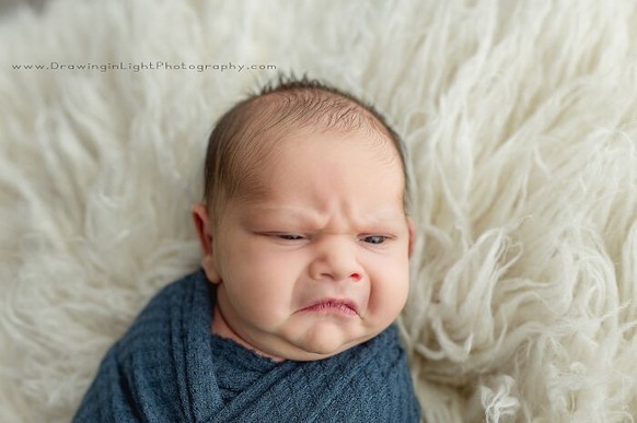 Hässiges Baby bei Baby-Fotoshooting