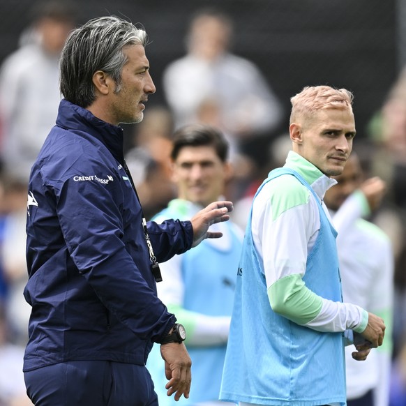 Trainer Murat Yakin, links, und Mattia Bottani im Training der Schweizer Fussball Nationalmannschaft, am Samstag, 28. Mai 2022, in Bad Ragaz. Die Nationalmannschaft ist vor Ort im Trainingslager. (KEY ...