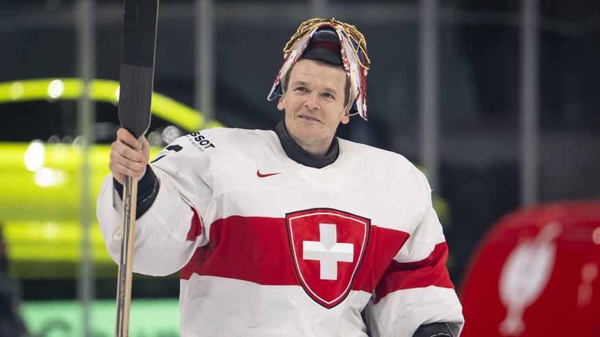 epa12978873 Switzerland's goaltender Leonardo Genoni celebrates winning the 2026 IIHF Men's Ice Hockey World Championship preliminary round group A game between Austria and Switzerland, in Z ...