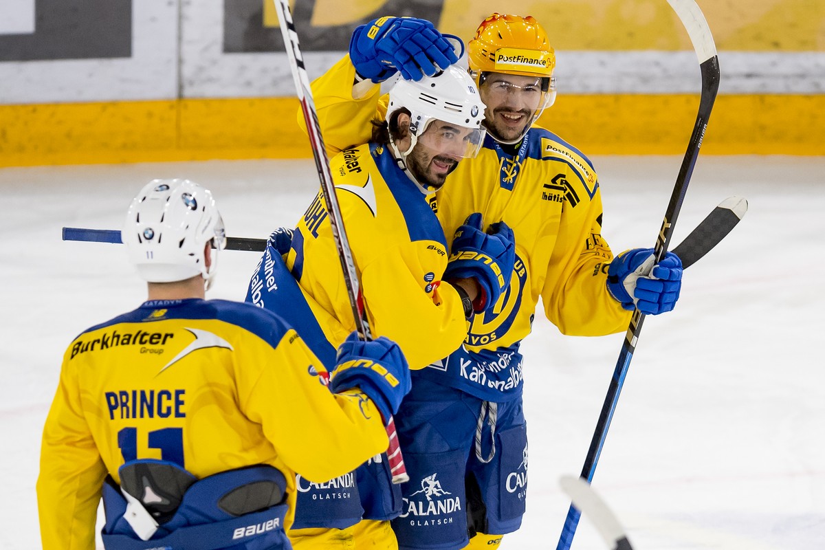 L'attaquant davosiens Andres Ambuehl, centre, montre sa joie apres avoir marque le premier but avec ses coequipiers l'attaquant davosiens Shane Prince, gauche, et le Top scorer davosiens Int ...