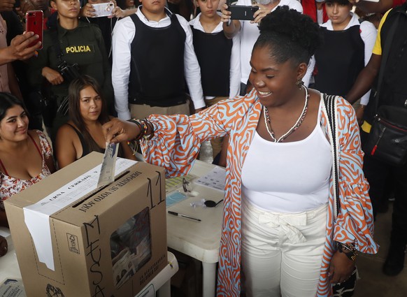 epa10022932 Francia Marquez, candidate to the Vicepresidency, casts her vote in a polling station Suarez, Cauca department, Colombia, 19 June 2022. Rodolfo Hernandez and leftist candidate Gustavo Petr ...