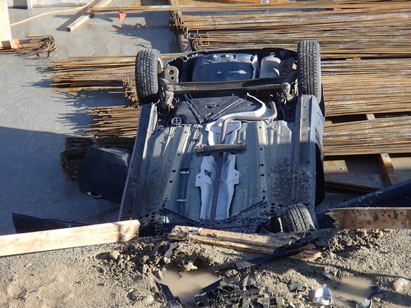 Unfall Ein 90-jähriger Autolenker hat in Muri AG am 15.12.2017 eine Baustellenabschrankung durchbrochen. Das Auto, in dem auch die 81-jährige Ehefrau sass, landete in einer Baugrube auf dem Dach.