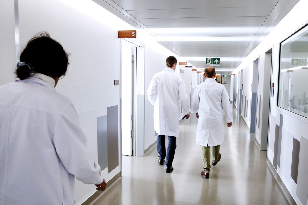 ZUR VEROEFFENTLICHUNG DES GFS-GESUNDHEITSMONITORS 2017, AM MONTAG, 19. JUNI 2017, ERHALTEN SIE FOLGENDE THEMENBILDER ---- Des infirmiers traversent le couloir des nouvelles urgences geriatriques de l& ...