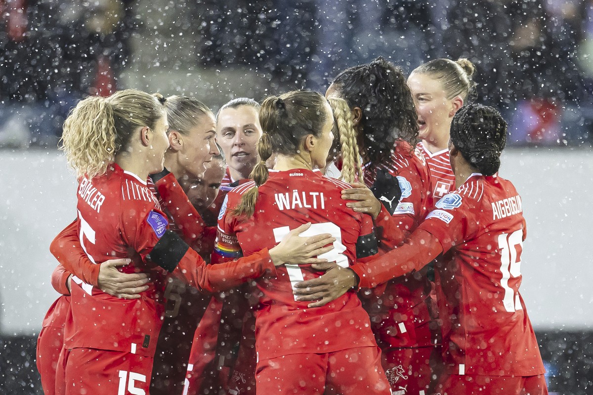 Switzerland's Ana-Maria Crnogorcevic, 2nd left, celebrates with teammates after scoring during the UEFA Nations League women's soccer match between Switzerland and Sweden at Swissporarena st ...