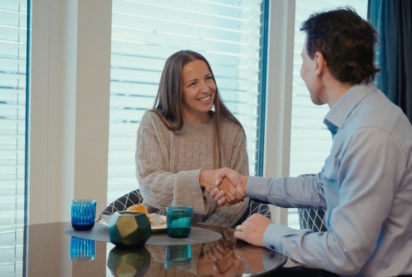 30 Minuten nach der Operation kommt Herr Dr. Jürg Häcki für die Arztvisite und den Abschied vorbei. Rahel kann gleich danach zu ihrer Familie und in ihren Alltag zurückkehren.
