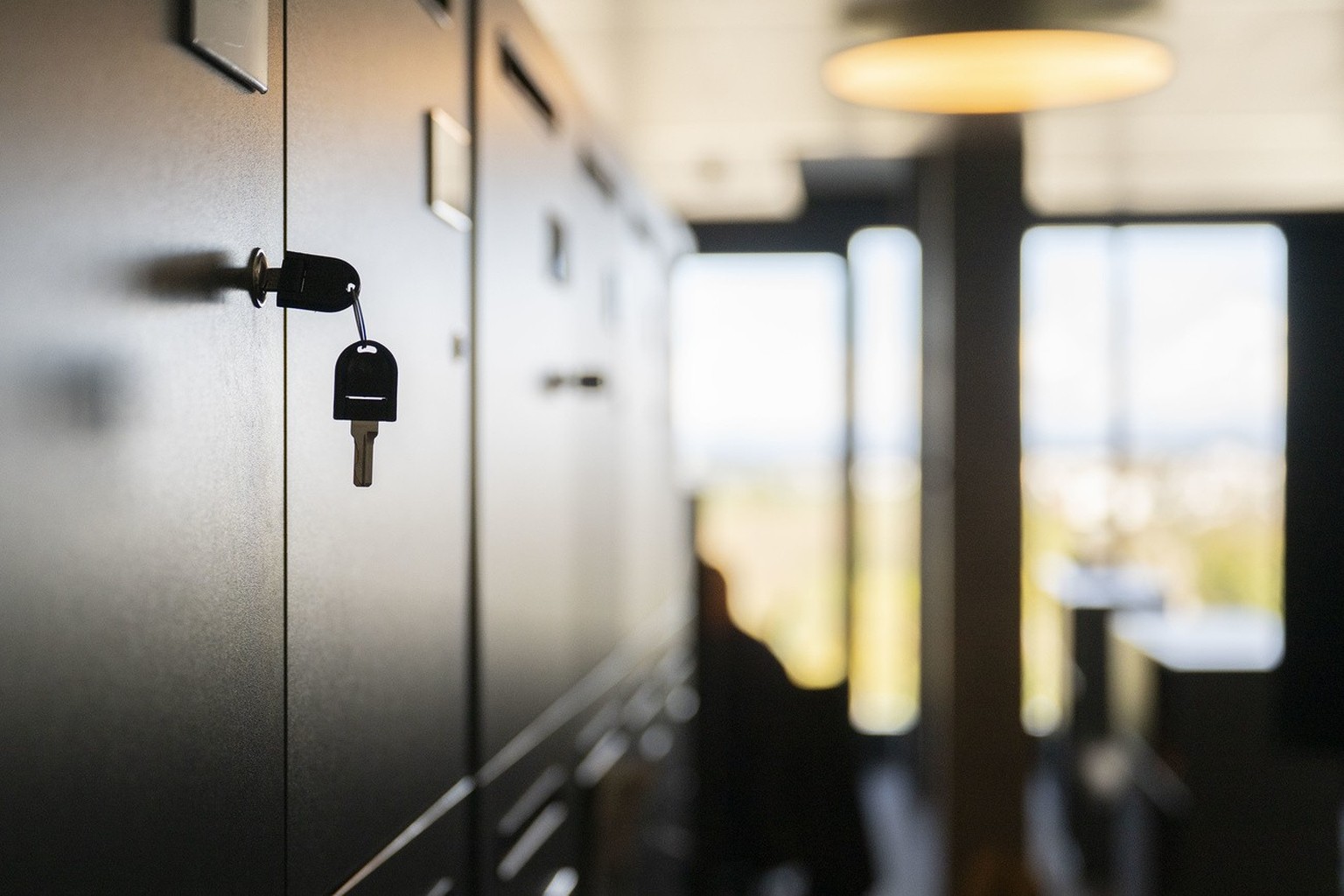 There is a key in the lock of an employee safe in an open-plan office, photographed on Sunday, October 22, 2023 in Bern.  (KEYSTONE/Christian Beutler)