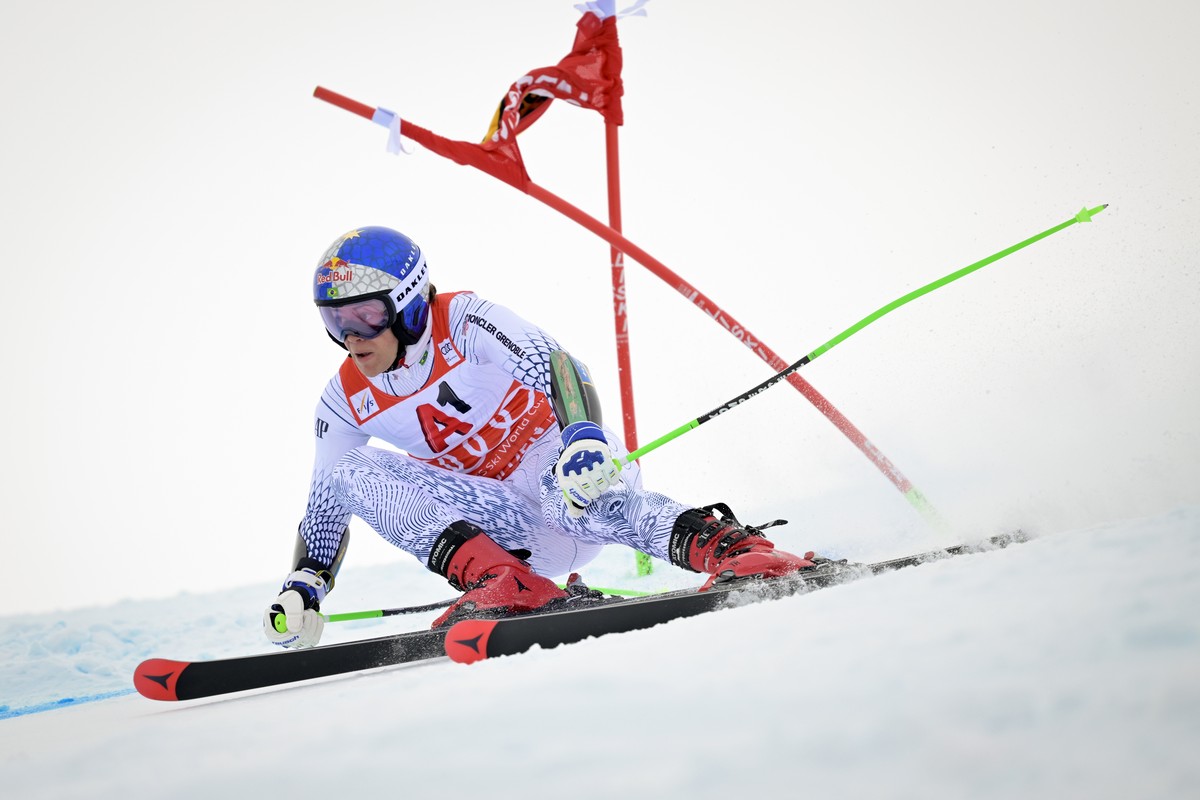 epa13329933 Lucas Pinheiro Braathen of Brazil in action during the first run of the mens giant slalom at the FIS Alpine Ski World Cup season opener on the Rettenbach Glacier in Soelden, Austria, 25 O ...