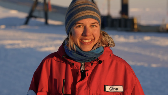 Meteorologin Gina Schulz vor der Neumayer-Station III in der Antarktis: Die 24-Jährige aus dem Rheingau ist noch ein Jahr am Südpol im Einsatz.