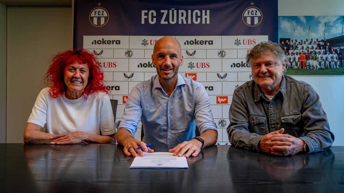 Der neue FCZ-Trainer Mitchell van der Gaag mit dem Präsidentenpaar des FC Zürich Heliane Canepa und Ancillo Canepa.