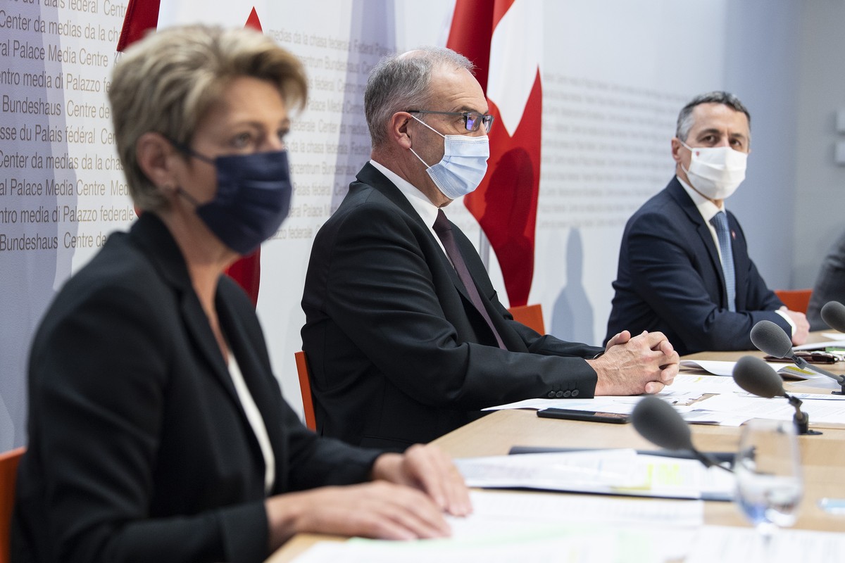 Bundesraetin Karin Keller Sutter, Bundespraesident Guy Parmelin und Bundesrat Ignazio Cassis, von links, sprechen an einer Medienkonferenz ueber das Rahmenabkommen mit der EU, am Mittwoch, 26. Mai 202 ...