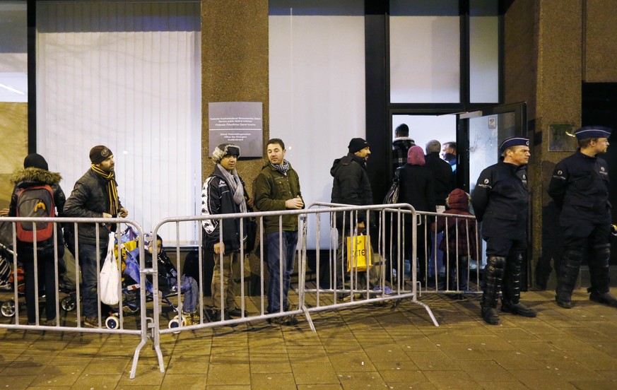 Asylsuchende warten in Brüssel auf Einlass in ein Asylzentrum.&nbsp;