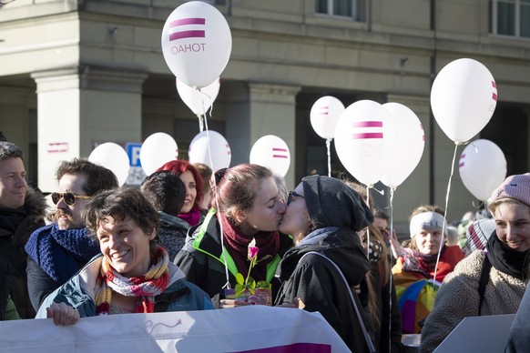 Personen protestieren waehrend einer Aktion fuer die Ehe fuer alle, am Donnerstag, 14. Februar 2019 beim Baerenplatz in Bern. Am 14. Februar tagt die nationalraetliche Rechtskommission zur Oeffnung de ...