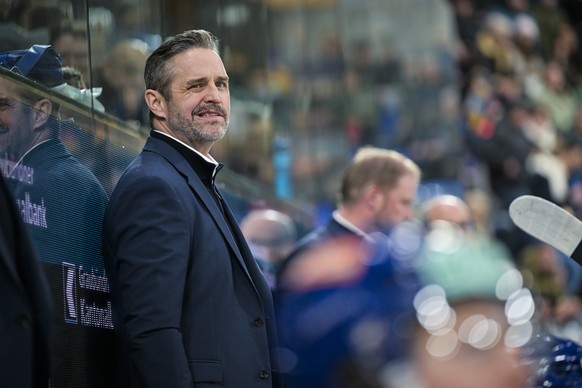 Head Coach Josh Holden (HCD) im Eishockey Spiel der National League zwischen dem HC Davos (HCD) und dem SC Bern (SCB), am Freitag, 30. Januar 2026, in der zondacrypto-Arena in Davos. (KEYSTONE/Gian Eh ...