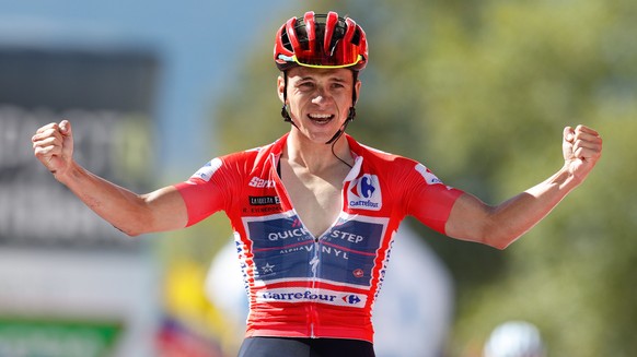 epa10170103 The overall leader, Belgian rider Remco Evenepoel of Quick-Step Alpha Vinyl team, celebrates winning the 18th stage of the La Vuelta cycling race held over 192km between Trujillo and Alto  ...