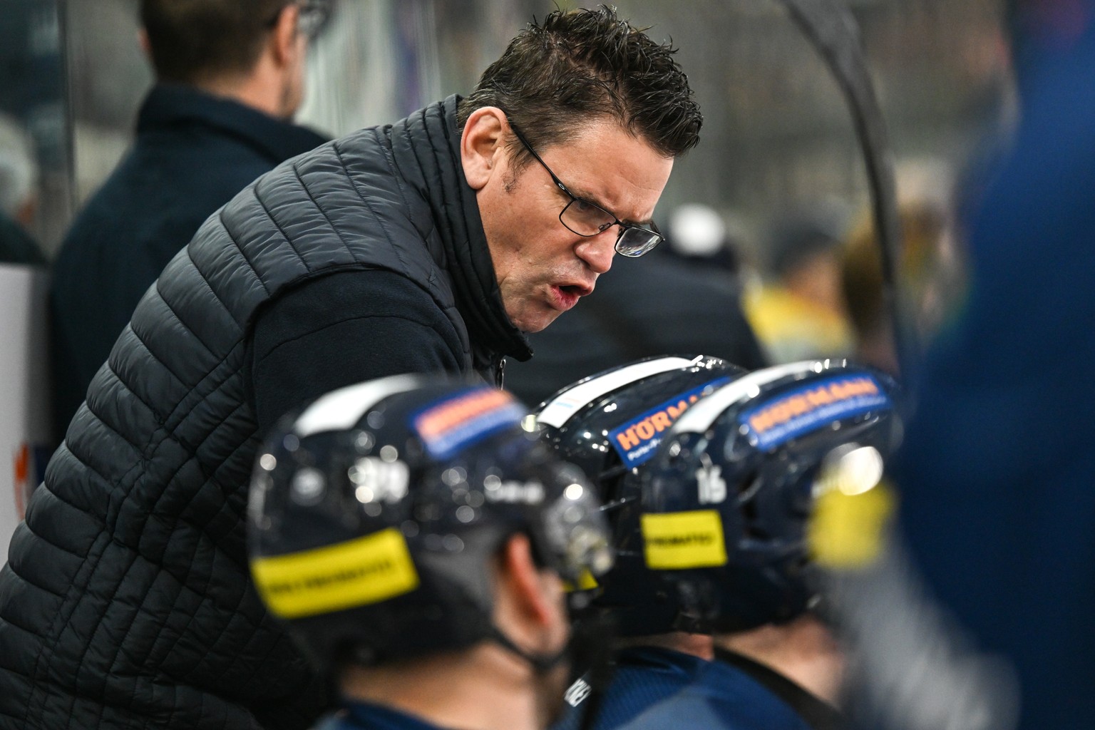 Head coach Landry Eric (HCAP) speaks with his players, during the regular season National League game between HC Ambri Piotta and HC Fribourg Gotteron at the ice stadium Gottardo Arena, Switzerland, N ...