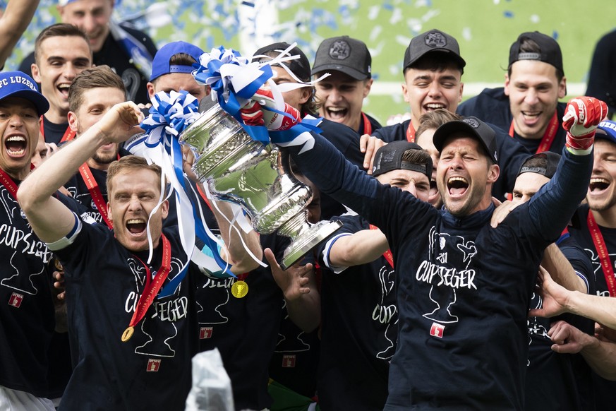 Luzerns Torhueter David Zibung, rechts, und Luzerns Christian Schwegler, links, stemmen den Pokal in die Hoehe, nach dem Sieg im Schweizer Fussball Cup Final zwischen dem FC St. Gallen und dem FC Luze ...