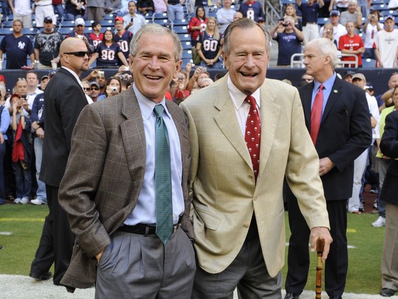 Der George Bush Junior (links) mit seinem Vater, George Bush Senior.