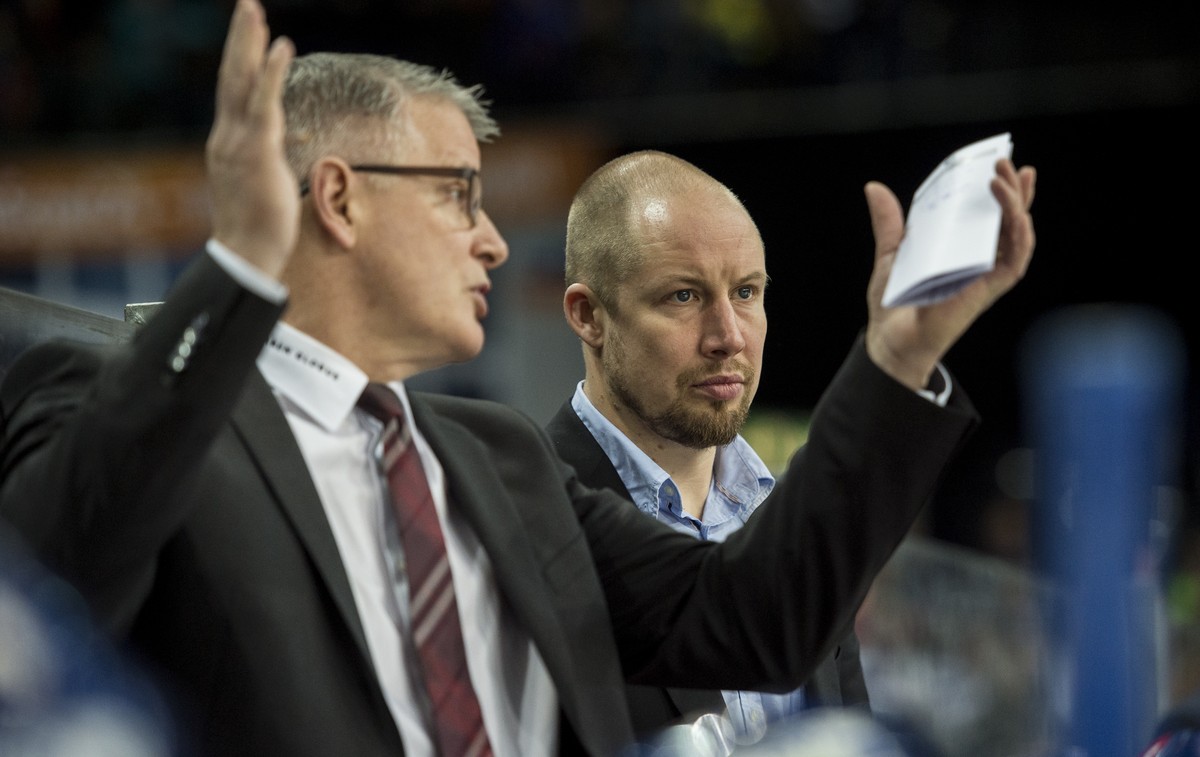 ZSC Trainer Marc Crawford, links, und Mathias Seger, rechts, beim ersten Playoff-Viertelfinalspiel der National League A zwischen den ZSC Lions und dem EHC Biel-Bienne am Samstag, 28. Februar 2015, im ...